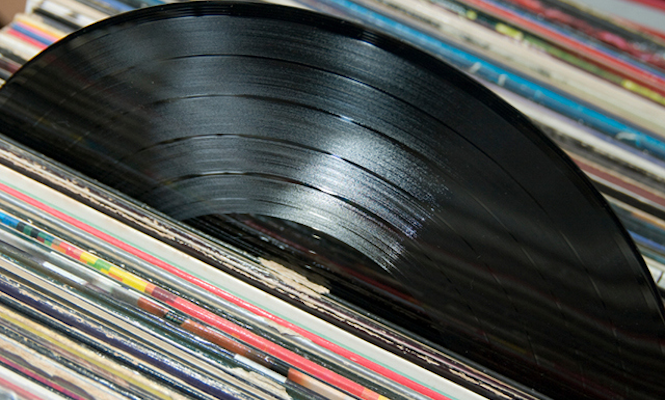 Vinyl sales top half a million for 2013 in the UK to reach 12 year high