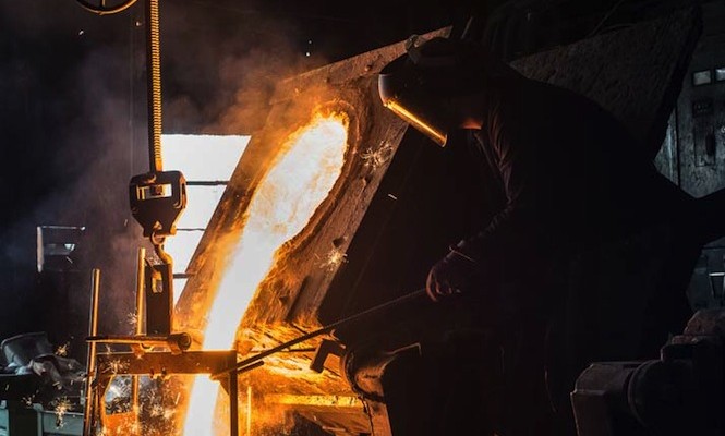 watch-cast-iron-turntable-forged-from-old-bridge