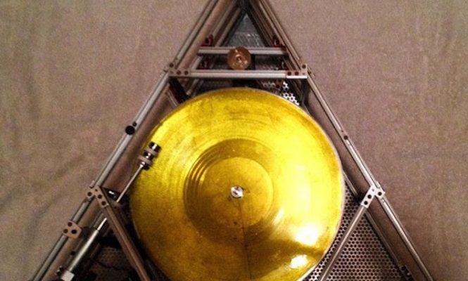 watch-jack-white-attempt-to-play-a-vinyl-record-in-space-live