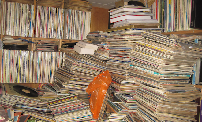 look-inside-the-infamous-hoarder-house-full-of-250000-records